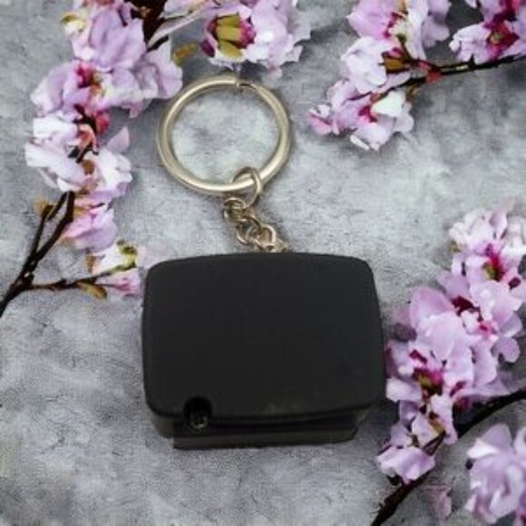 Creepy Horror Static TV Flashing & Noise Making Keychain - Picture 3 of 8